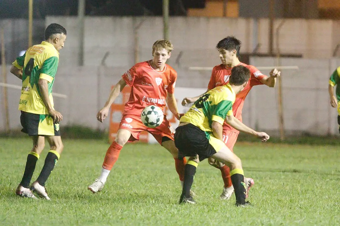 EMPATE SOBRE EL FINAL Central Larroque Y Union del suburbio empataron en el final de la noche de Miércoles, en el Estadio Municipal.El único tanto del equipo Larroquense lo marcó Wilfredo Antúnez, en el Primer (1)