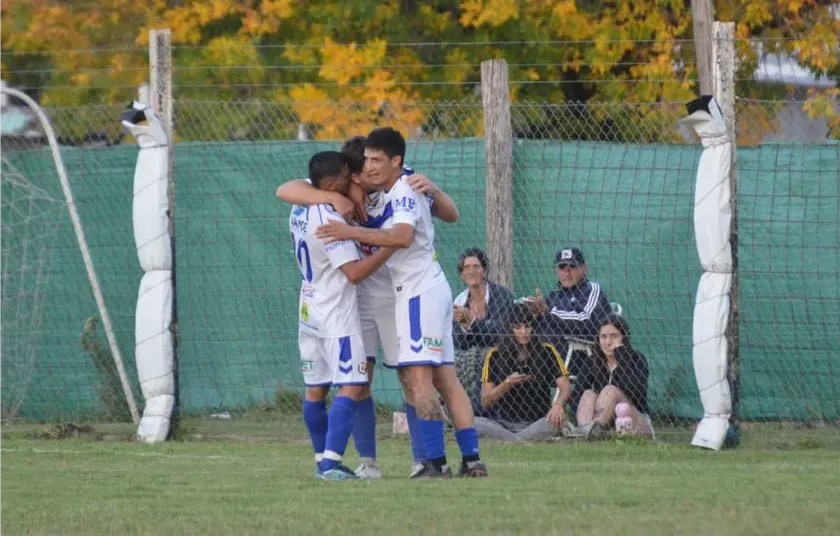 En el Victor Santangelo Sportivo Larroque se impuso por 3 a 1 a Isleños Independiente. Los goles vinieron en el segundo tiempo del partido