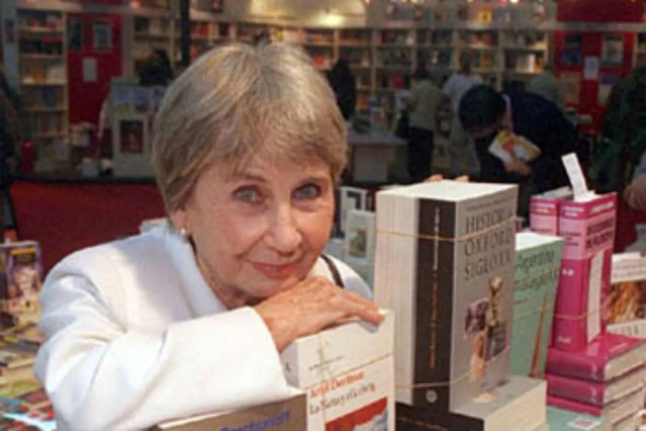 maria-esther-de-miguel-recorre-los-pasillos-de-la-DTV7AR6F4NF7FPVNFW6Y4HG6CY