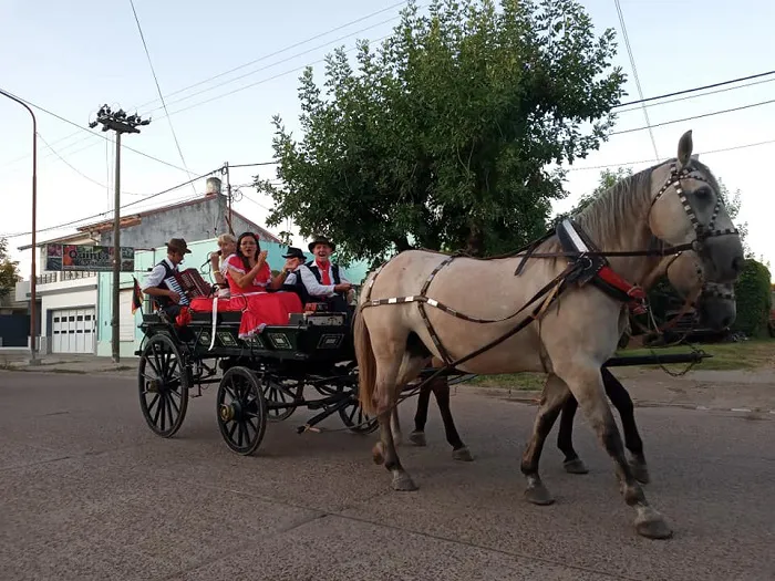 1801-URDINARRAIN-FIESTA-DEL-INMIGRANTE-DESFILE-2