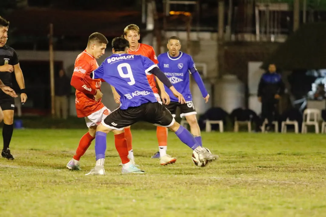 Hay CAMPEÓN en la Copa Gualeguaychú Deportivo Urdinarrain le ganó por 1-0 a Central Larroque y se coronó como el campeón de la Copa Gualeguaychú edición 2025.El protagonista de la final fue Facundo Martinez, quien