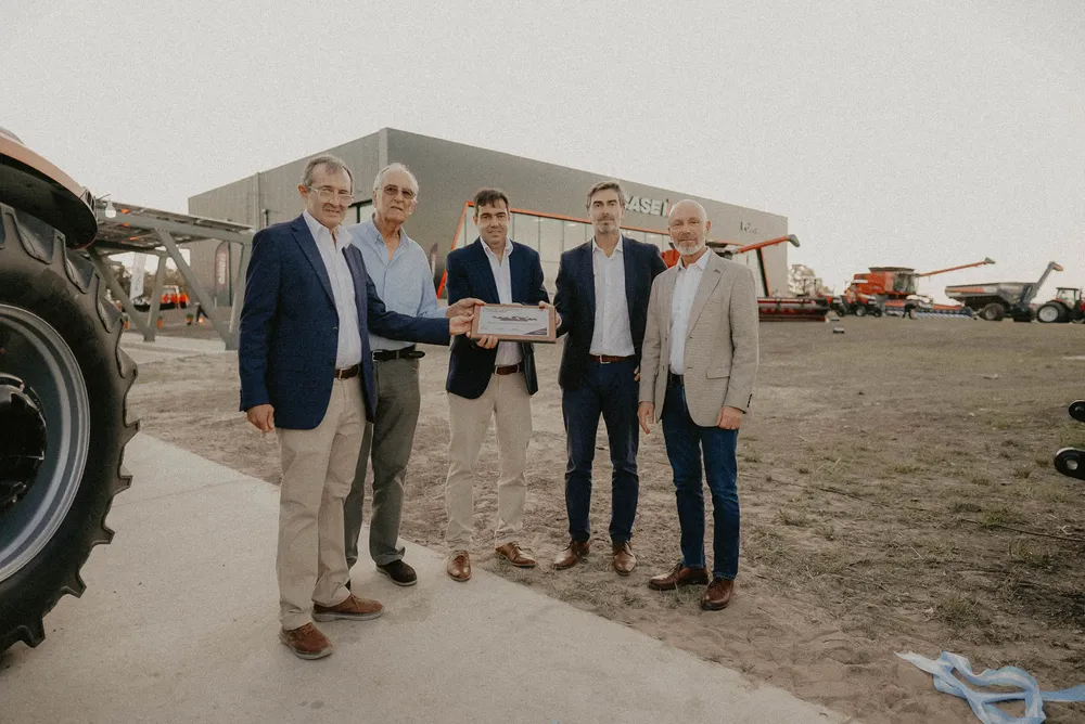 De izq a der - Pablo Folmer, Albino Folmer, Mariano Folmer, Sergio Vera (Director Comercial de CASE) y Marcus Cheistwer (Presidente de CNH Argentina)