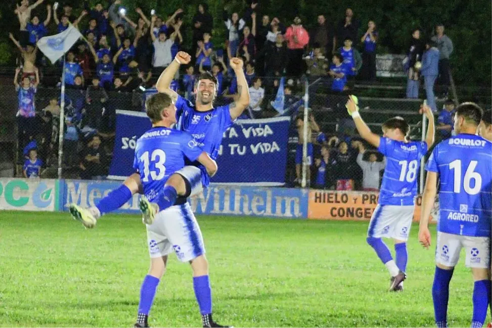 ¡EL DEPOR A LA FINAL!Anoche, en un Teodoro Treisse que explotaba, el Azul venció a Juventud Urdi