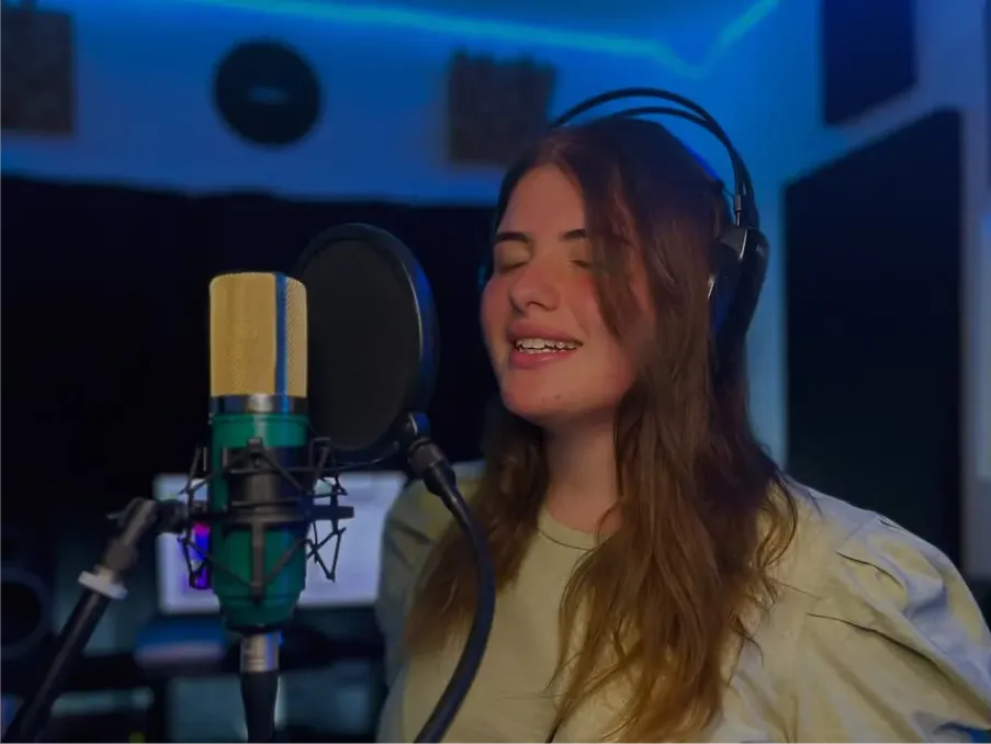 Artistas que se suman al estudio, con una voz increíble! @lubernhardtt_ grabando voces y video clip para subir a YouTube, así que, estén atentas, atentos, que pronto anunciamos el lanzamiento Si queres grabar,