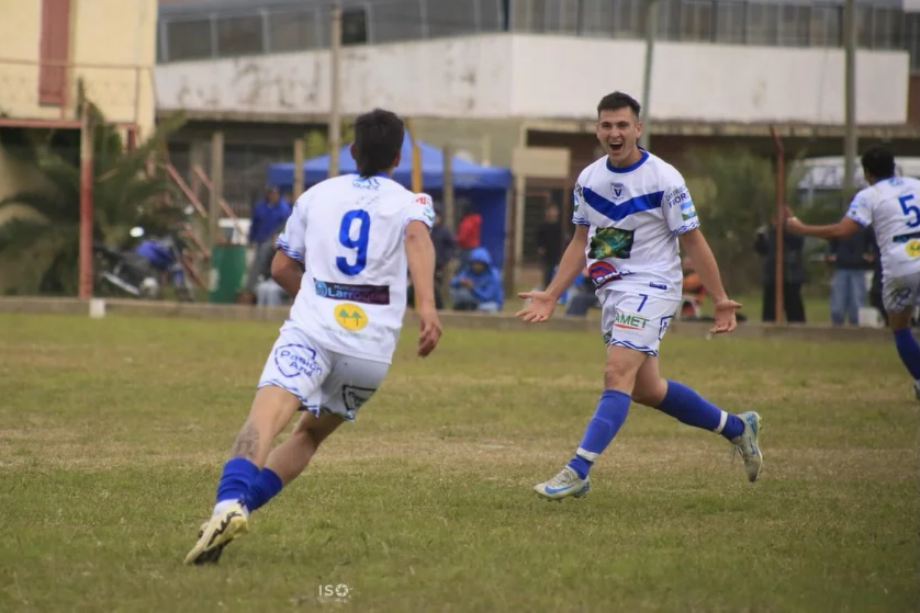 Club Sportivo Larroque💙🤍equipo que este fin de semana subió a la cima del podio!